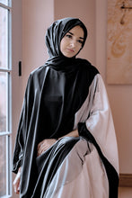 Load image into Gallery viewer, | TWO TONE CLOSED FRONT ABAYA WITH SIDE SPLIT |
