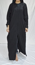 Load image into Gallery viewer, SIMPLE BLACK BATWING ABAYA
